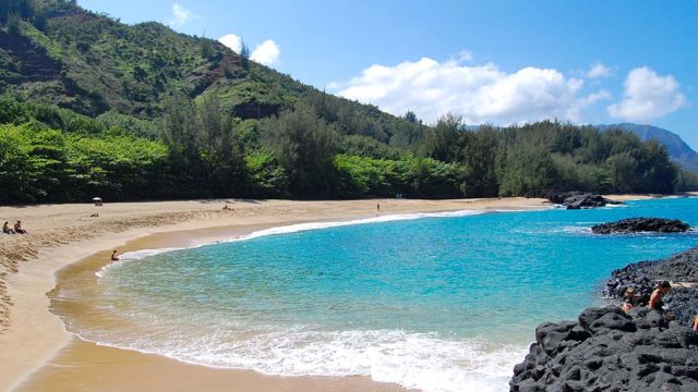 10 Beautiful Hawaiian Beaches That Are Too Risky for Swimming